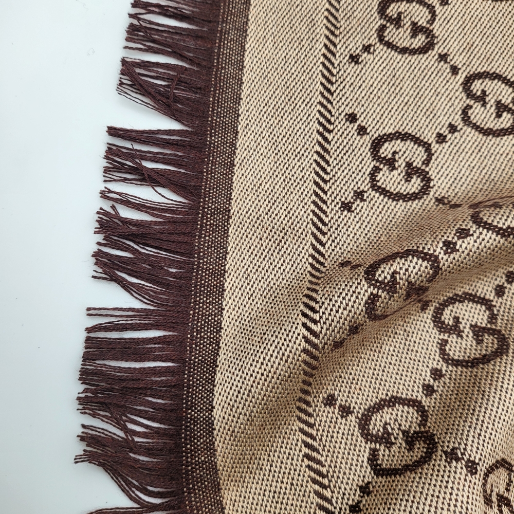 Gucci GG Wool Jacquard Large Scarf Reversible in Chocolate and Beige.. - Picture 12 of 12
